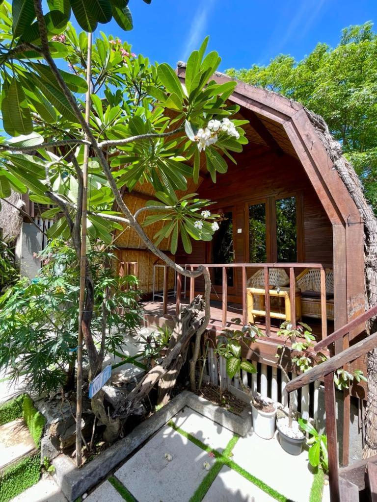 The Golden Ave Bungalow غيلي تراوانغان المظهر الخارجي الصورة